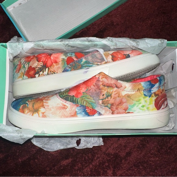 OSITOS Floral Sneaker - Picture 1 of 5